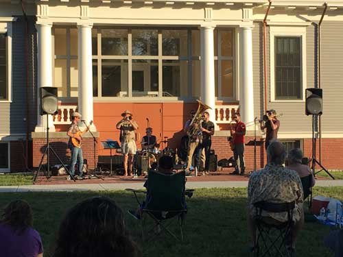 Thomas Memorial Library outdoors concert