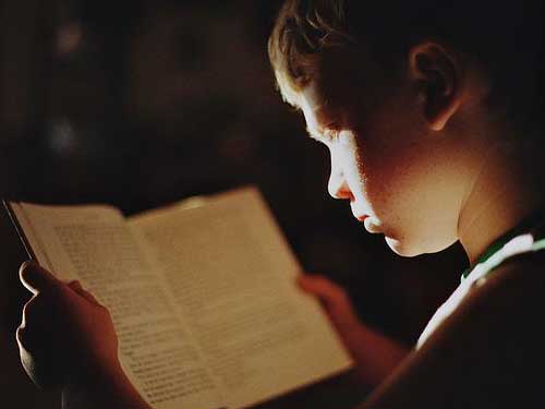 Thomas Memorial Library child reading a book